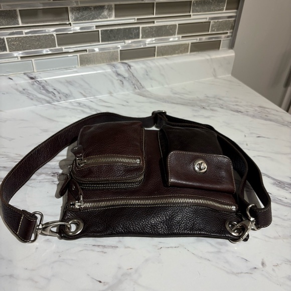 Roots Genuine Leather Village cross body purse - Picture 7 of 12